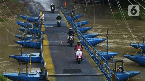 Kisah Viral Haji Endang Pembuat Jembatan Perahu Sehari Untung Rp 25