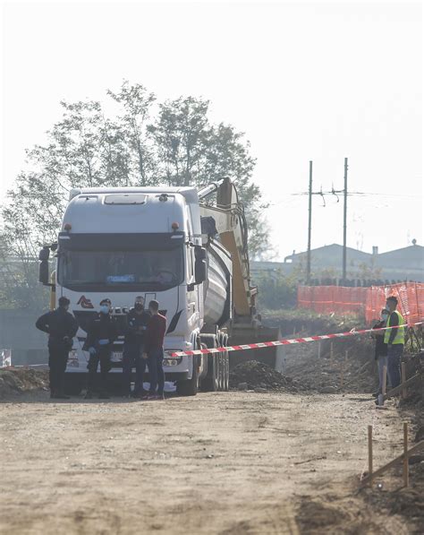 Travolto Da Un Escavatore Camionista Perde La Vita