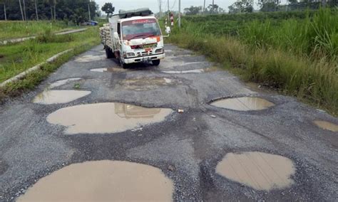 Bukti Kesenjangan Infrastruktur Masih Banyak Jalan Rusak Salah Siapa