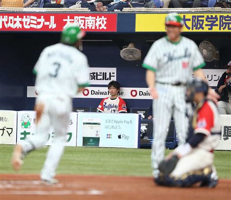 ＜オ・ソ＞7回2死、同点本塁打を放ち生還する松田（左）。オリックスベンチでは、初勝利がお預けとなった山岡がぼう然 ― スポニチ Sponichi Annex 野球