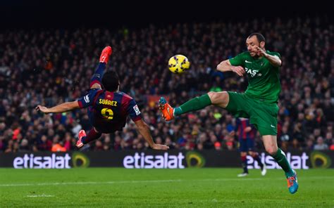 Barcelona S Luis Suarez Scores Beautiful Bicycle Kick Goal Video