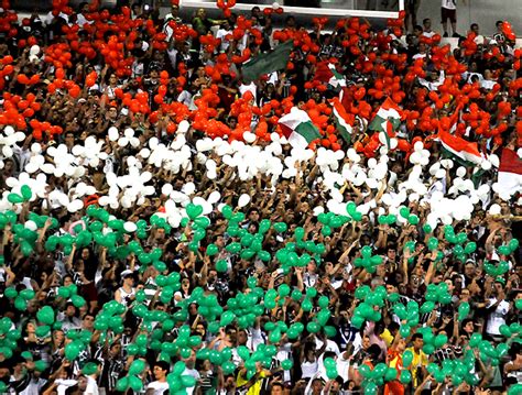 Foto Torcida Do Flu Faz Mosaico De Bexigas Em Cl Ssico No Maracan