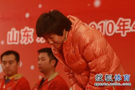 图文：女乒备战直通赛第三阶段 郭焱给大家鞠躬 搜狐体育