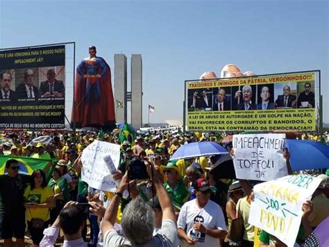 Manifestantes Protestam Em Apoio Ao Presidente Bolsonaro Na Esplanada