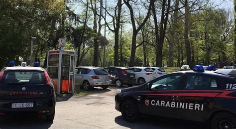 Accoltellato alla testa davanti ai bambini ai giardinetti di Monza è grave