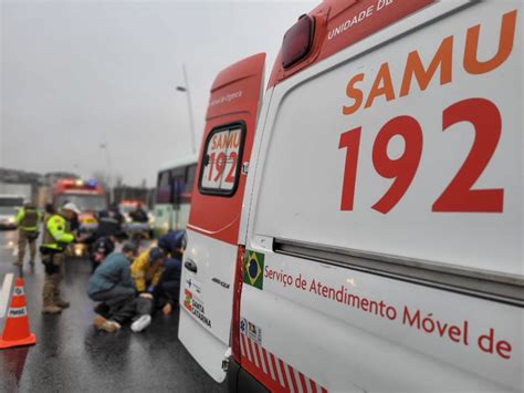 Acidente entre moto e ônibus deixa feridos em Florianópolis