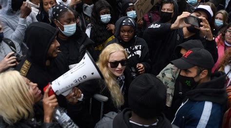 Madonna In Corteo Per Floyd Con Le Stampelle Foto Tgcom