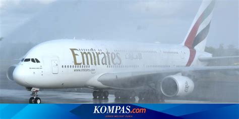 Saat Pesawat Airbus A Emirates Mendarat Di Bali Disambut Oleh Gubernur