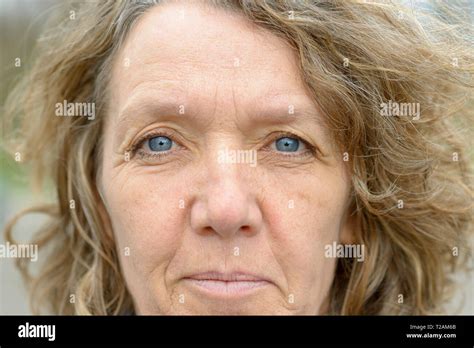 Cara De Mujer De Mediana Edad Con Ojos Azules Rostro Arrugado Y Luz El