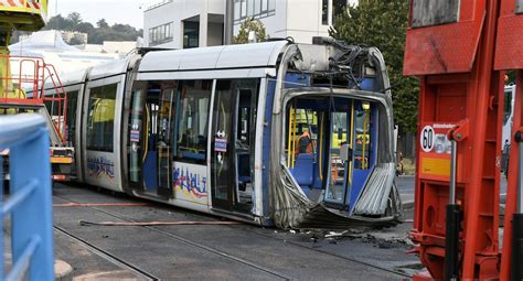 Lyon E Faits Divers Accident Entre Un Tram Et Une Voiture Deux