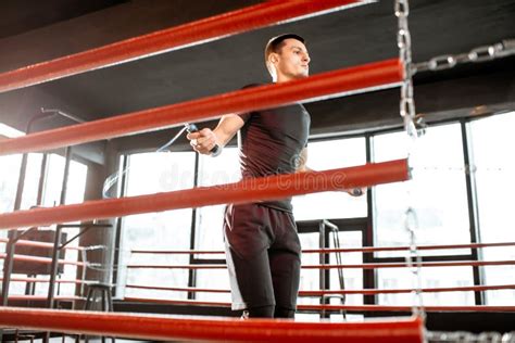 Entrenamiento Del Hombre Con La Cuerda De Salto En El Ring De Boxeo