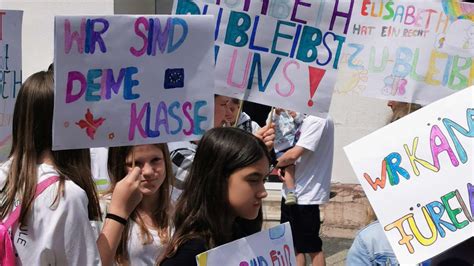 Kinder protestieren gegen Abschiebung von Mitschülerin