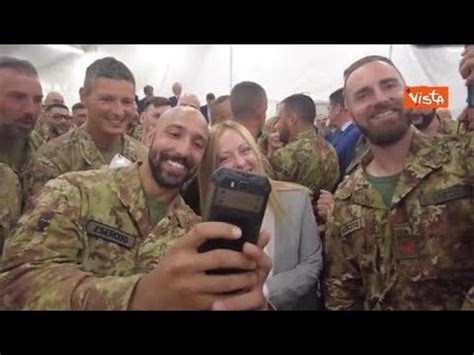 Meloni Visita La Base Di Camp Adazi In Lettonia Ecco I Selfie Con I