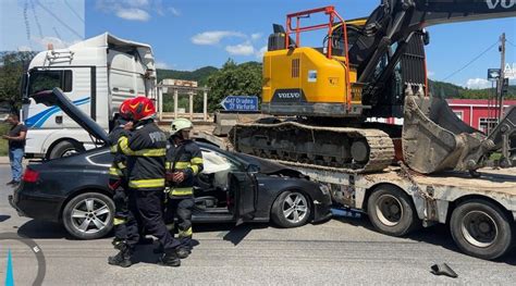 Masina Infipta Sub Un Trailer Raniti Printre Care Si Un Copil Foto