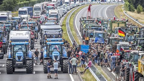 Hamburg Cem Özdemir zu Bauern Demos Kein Grund für radikalen Protest