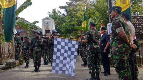 Berjalan Puluhan Kilometer Ratusan Tentara Ini Napak Tilas Rute