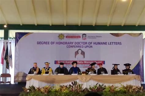 Gkr Mangku Bumi Terima Gelar Doktor Honoris Causa Dari Niu Begini