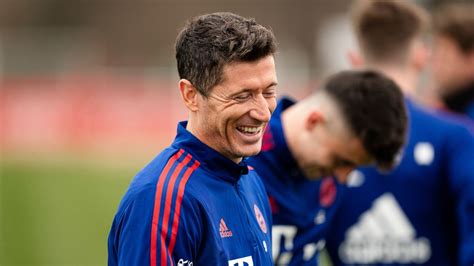 Co Z Kontraktem Lewandowskiego Prezes Bayernu Wyja Nia