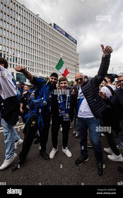 Milano Italia 28th Apr 2024 Festeggiamenti Dei Tifosi Dell Inter