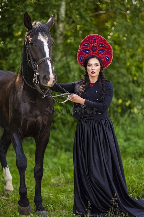 Modelo Caucasiano Da Forma Lindo Em Kokoshnik Que Levanta O Cavalo