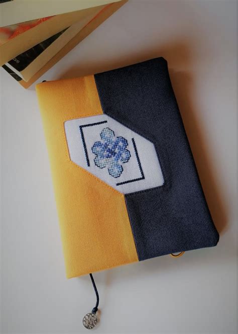 Калъфче за книги с шевица Космическа костенурка - Handmasters.bg