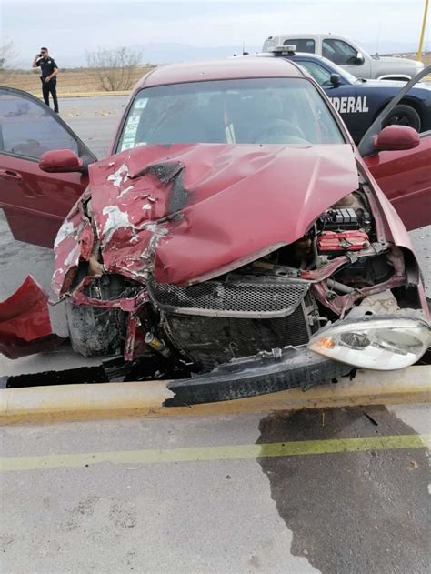 Tráiler tiene aparatoso accidente en la carretera Torreón Matamoros