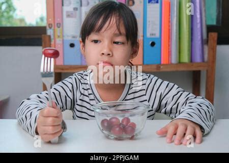 Les Enfants N Aiment Pas Manger Des L Gumes Jolie Fille Asiatique