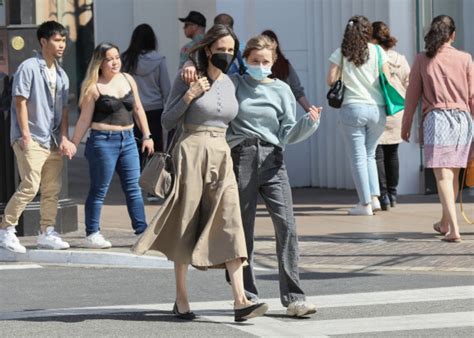 Angelina Jolie Maman Complice Avec Sa Fille Vivienne Comme Deux