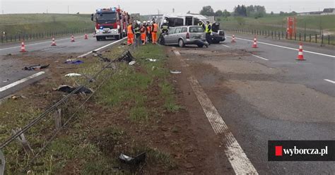 Wypadek Na Autostradzie A Dachowanie I Sze Os B W Szpitalu