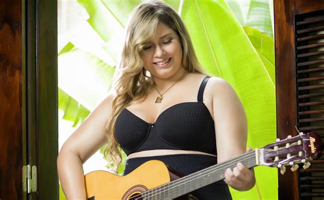 Marília Mendonça posa em campanha de lingerie plus size BAHIA NO AR