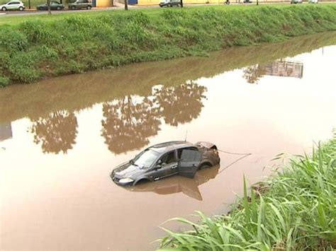 G1 Motorista perde controle da direção e carro cai em córrego de