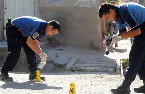 Una chica de 15 años miraba una discusión entre vecinos y terminó con