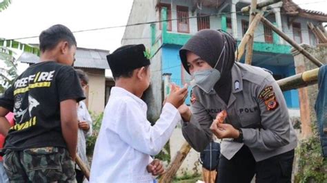 Tiga Tim Anggota Polres Cimahi Berikan Trauma Healing Untuk Korban