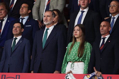 La Infanta Sofía da el toque de color al palco de la final de la Copa