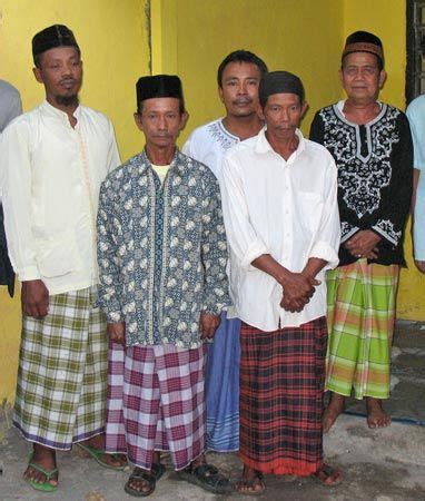 Sarong Sarong Traditional Indonesian Clothing Britannica