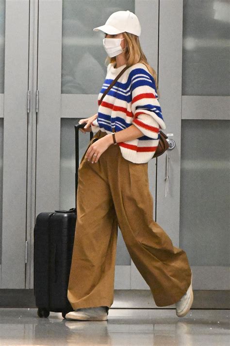 Margot Robbie Wore This 2023 Pants Trend To The Airport Who What Wear