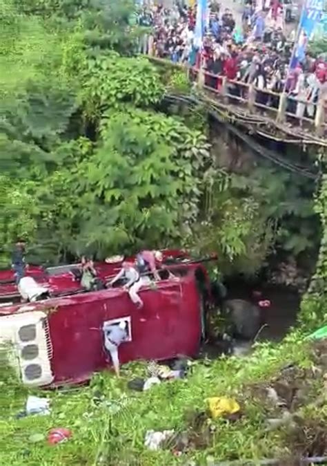 Bus Rombongan Wisata Warga Tangsel Terjun Ke Jurang Di Guci Puluhan