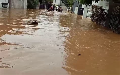 Perumahan Di Bekasi Terendam Banjir Meter Usai Tanggul Jebol