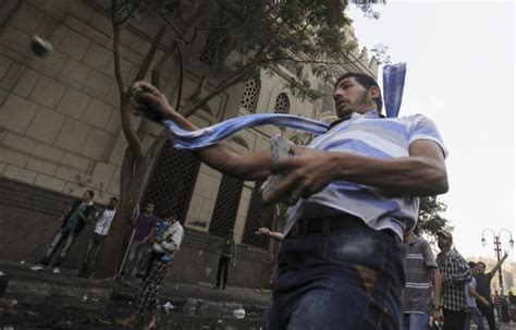 Protesters Clash With Cops Near Us Embassy In Cairo