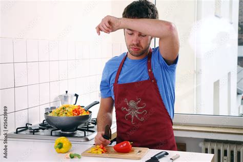 junger mann kocht in der küche Stock Foto Adobe Stock