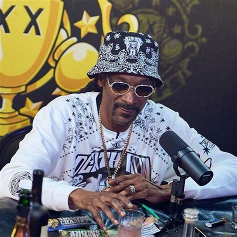 Snoop Dogg Outfit from April 19, 2022 | WHAT’S ON THE STAR?