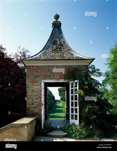 Brickwork Garden Hi Res Stock Photography And Images Alamy