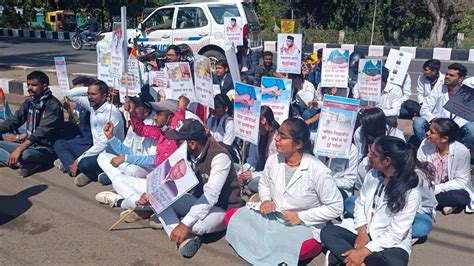 Bhopal News एनएसयूआई मेडिकल विंग के छात्र छात्राओं ने भोपाल में