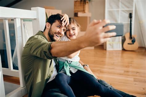 Feliz Padre E Hija Tom Ndose Selfie En Su Nuevo Apartamento Foto Premium