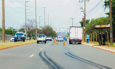 Carro capota após ser atingido por caminhão desgovernado que atravessou