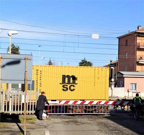 Incastrato Tra Le Sbarre Del Passaggio A Livello Anziano Rischia Sanzioni