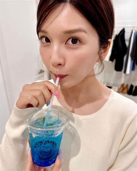 宇野実彩子さんのインスタグラム写真 宇野実彩子instagram 「． マネージャーさんが買ってきてくれたブルーハワイ最高だった🍹💙 今日は夏を感じながらの冬服サンプルチェックしてたよ🏖