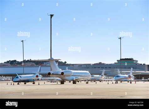 Empty Airplanes Hi Res Stock Photography And Images Alamy