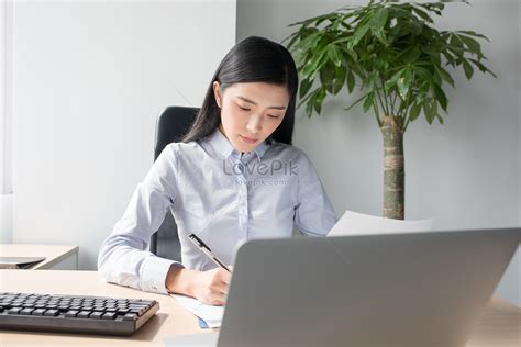 Persona De Negocios Trabajando En Una Computadora Foto Descarga