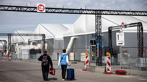 Berlin Tegel Massenschl Gereien In Fl Chtlingsunterkunft Polizei